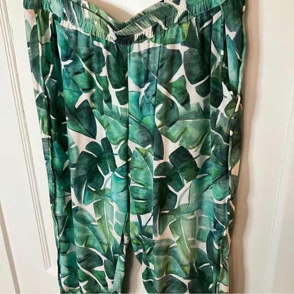 Marine Layer Green Leaf Print Cropped Pants - Picture 2 of 4